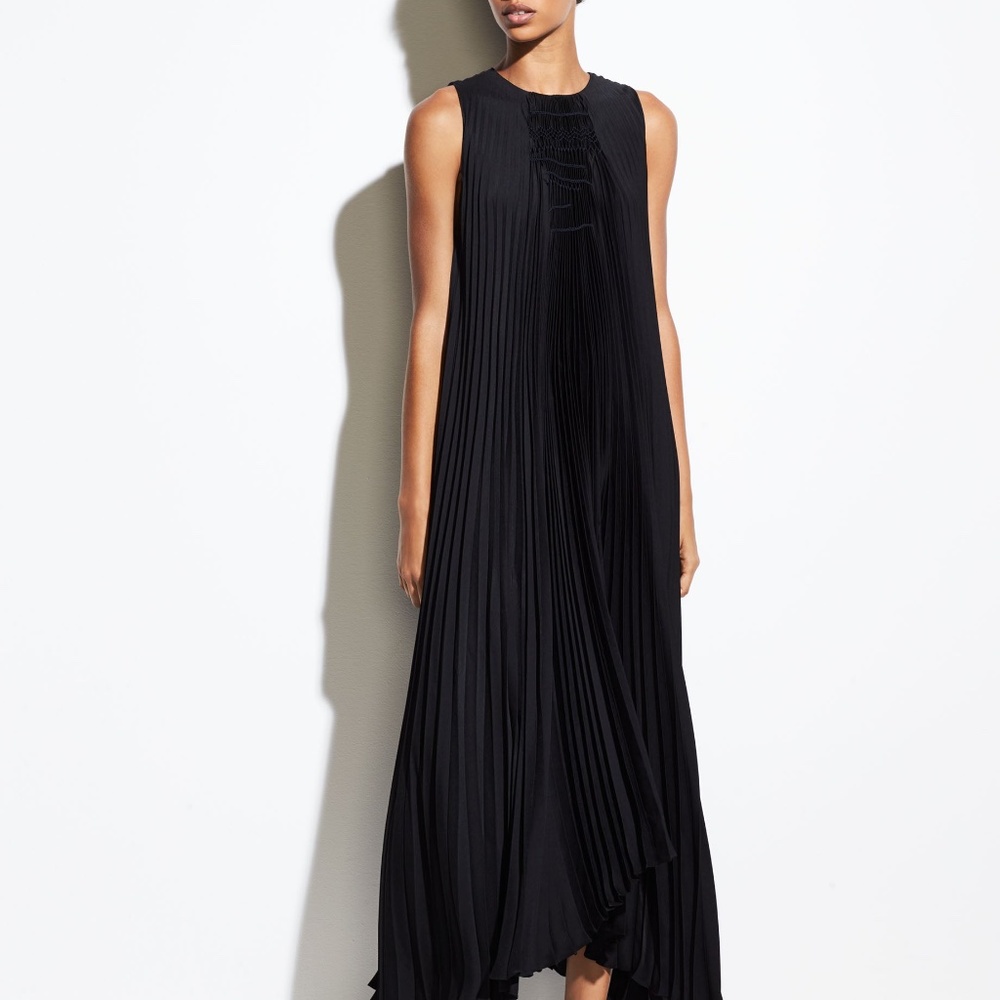 Black crepe (100% Polyester). Shift. Sleeveless. Crew neckline. Hidden back zipp